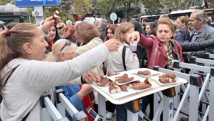 CHP'liler Milli Eğitim önünde protesto yaptı! Bakanlık çay-simit ikram etti - haberler