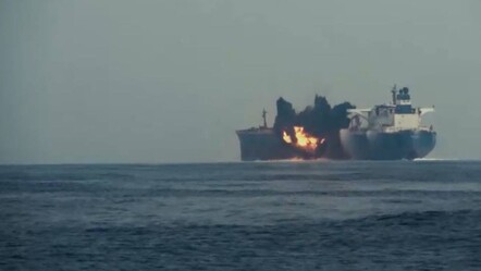 İngiliz petrol gemisi vuruldu! Husilerin saldırısı anbean kamerada - dunya