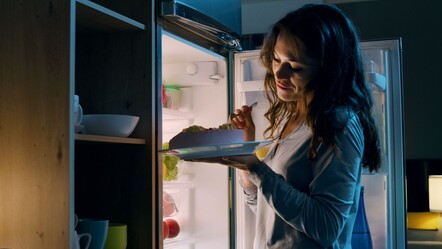 Gece atıştıranlar dikkat! Tahmin etmediğiniz hastalıklara davetiye çıkarıyor - saglik