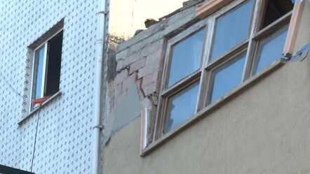 Beyoğlu'nda 3 katlı bir binada çökme! Araçların üzerine beton yağdı - gundem