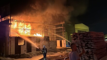 Adana'da mobilya imalathanesinde korkutan yangın! Alevler geceyi aydınlattı - gundem