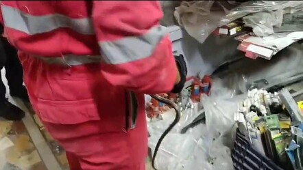 Yer Hatay! İş yerine yılan girdi! Korkutan anlar kameralara yansıdı - gundem