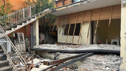 Depremde ağır hasar alan evin balkonu çöktü! Hatay'da baba ve oğlundan acı haber - gundem