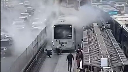 Sefaköy'de metrobüs durağında yangın paniği - gundem