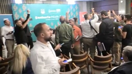 Şanlıurfa Belediye Başkanı Mehmet Kasım Gülpınar basın toplantısı yaparken depreme yakalandı! - gundem