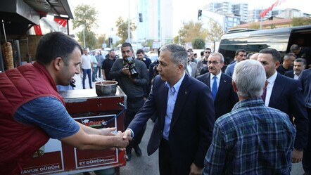 Yerlikaya'dan Malatya'da moral ziyareti... Depremden etkilenenlerle konuştu - gundem