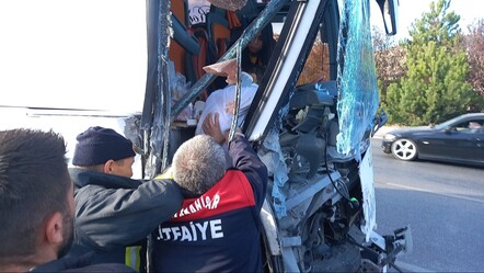 Yolcu otobüsü kamyona çarptı! Çok sayıda yaralı var - gundem