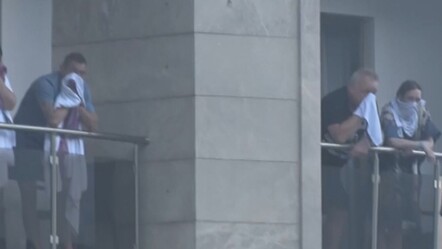 Antalya'daki bir otelde yangın çıktı! Turistler camda kurtarılmayı bekledi - yasam