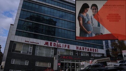 Yenidoğan skandalında adı geçen hastanenin camında dikkat çeken afiş - gundem