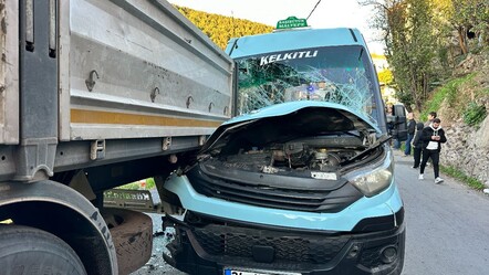 İstanbul'da feci kaza! Yolcu minibüsü tıra çarptı, çok sayıda yaralı var - gundem