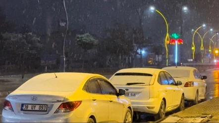 Hakkari buz tuttu! Lapa lapa kar yağdı... - Yaşam