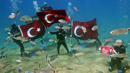 Cumhuriyet Bayramı'nı deniz dibinde kutladılar - Ekonomi