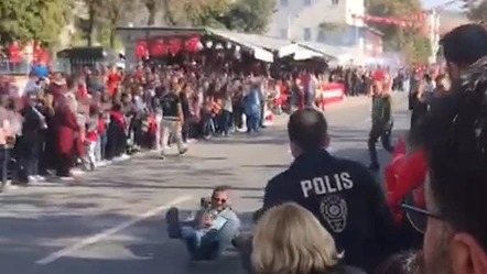 Cumhuriyet kutlamalarında kaza! Gösteri sırasında 2 polis yaralandı - Gündem