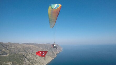 İstikbal göklerdedir... Cumhuriyeti gökyüzünde açtıkları Türk bayrakları ile kutladılar - gundem