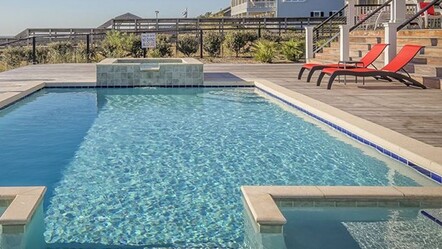 Lüks sitede dehşet! Havuza ayakkabı ile indi, hastanelik oldu - ekonomi