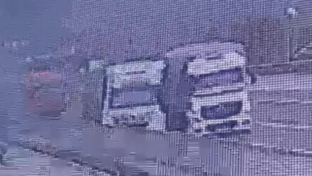 Böyle kaza görülmedi! Kamyon tırı sıkıştırıp yoldan çıkarttı, o anlar saniye saniye kaydedildi - gundem