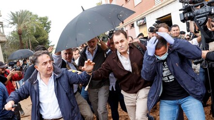 İspanya'da halk çileden çıktı! Sel bölgesine geç giden Kral ve Başbakan'a saldırı - dunya