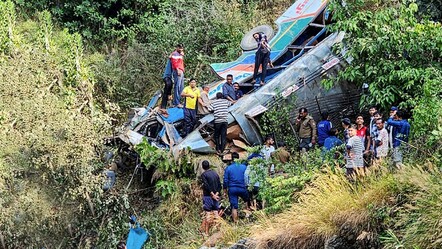Hindistan'da yolcu otobüsü şarampole uçtu! En az 36 kişi can verdi - dunya