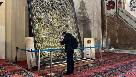 Akın akın görmeye geliyorlar... Altın iplikle işlenen Kabe kapısının örtüsü Edirne'de sergilenmeye başladı - haberler