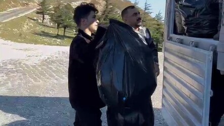 Kısa sürede 1 tır çöp topladılar: Her şeyi devletten beklemeyelim - dunya