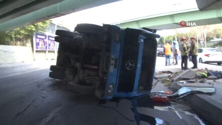 Yine aynı yer yine kaza! Bakırköy'de kamyon alt geçide çarptı - gundem