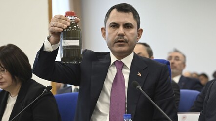 Bakan Kurum İzmir'deki kirliliği Körfez'den getirilen numune ile anlattı: O körfez bir zahmet temizlenecek  - gundem