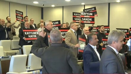 Beyoğlu Belediyesi'nde kayyım gerginliği! CHP'liler masalara vurdu, AK Partililer salonu terk etti - gundem