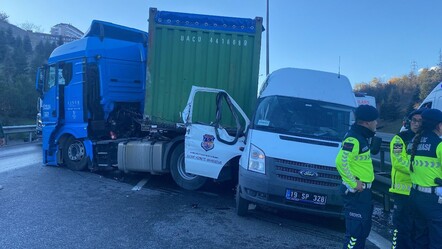 Mahkumları taşıyan cezaevi aracı TEM'de tır ile bariyer arasına sıkıştı! Kazada yaralı askerler var - gundem