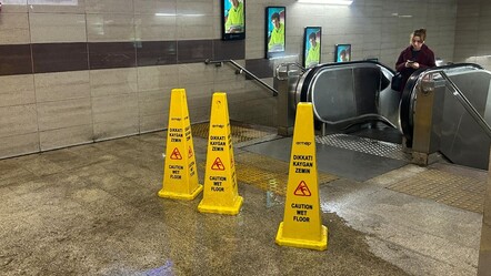 Taksim Meydanı'nda patlayan borudan fışkıran su metro istasyonuna aktı - gundem