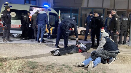 Alacak verecek meselesi yüzünden bıçak çektiler: Yaralılar var - gundem