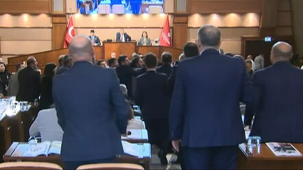 İBB Meclisi'nde CHP ve AK Partililer arasında 'söz hakkı' krizi: Yumruklu kavga çıktı, su şişeleri havada uçuştu - gundem