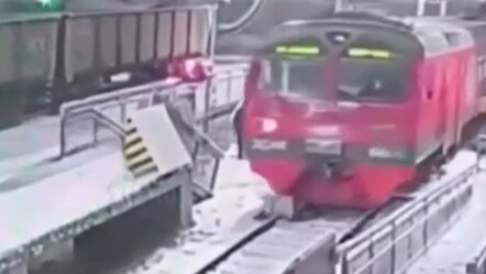 Genç kız kulaklıkla müzik dinlerken trenin altında kaldı - dunya