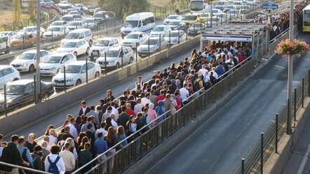 İstanbul'da metrobüs çilesi! Yarım saat bekleyip görevlilere isyan ettiler - gundem