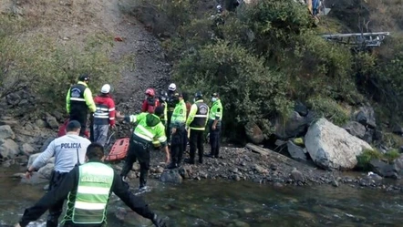 Minibüs 220 metreden uçuruma yuvarlandı, 10 kişi hayatını kaybetti! - Dünya