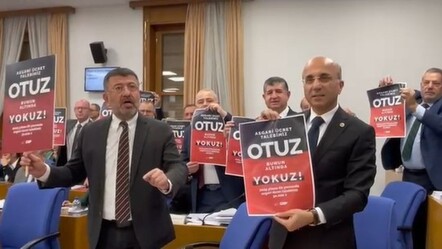 TBMM'de asgari ücret tartışması! Pankartlar açıldı, peş peşe tepki yağdı - ekonomi