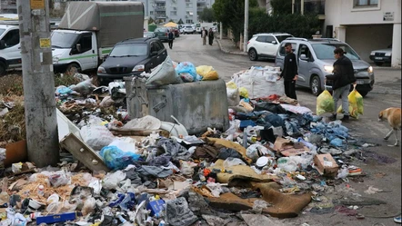 İzmir'de çöp yığınları adeta dağ gibi! Halk isyan etti: Kokudan durulmuyor - Yaşam