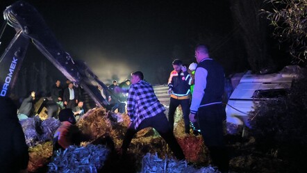 Feci kazada şehidimiz var! Polisler saman yüklü tırın altında ezildi - gundem
