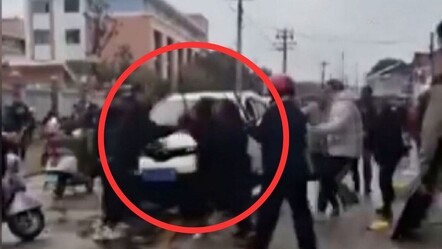 Resmen facia! Aracıyla okul önündeki kalabalığa daldı - gundem