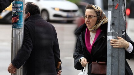 Bursalıların fırtınayla imtihanı! Uçmamak için direk ve ağaçlara tutundular - gundem