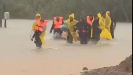 Antalya'da sağanak hayatı felç etti! AFAD mahsur kalan 403 kişiyi tahliye etti - Gündem