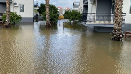 Antalya'da hortum ve kuvvetli sağanak! Yollar göle döndü, seralar zarar gördü - Gündem