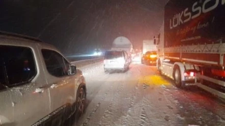 Kar yağışı trafiği felç etti! Araçlar durdu, kurtarma çalışmaları başladı - Gündem