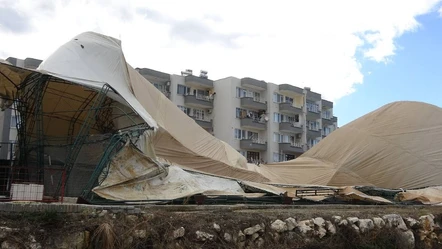 Mersin'de korkunç anlar! Fırtına halı sahayı çökertti - Gündem