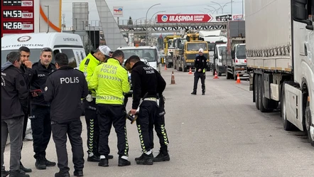 Sakarya'da yürek yakan kaza! Yolun karşısına geçmeye çalışan kadın tırın altında kaldı - Gündem