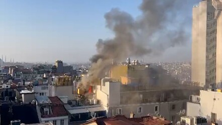 Beyoğlu'ndaki bir otelde korkutan yangın! Dumanlar gökyüzüne ulaştı - gundem