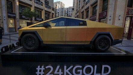 Dubai’de yeni yıl hediyesi altın kaplama Tesla - ekonomi