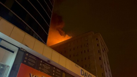 8 katlı iş hanının çatısı alevlere teslim oldu - dunya