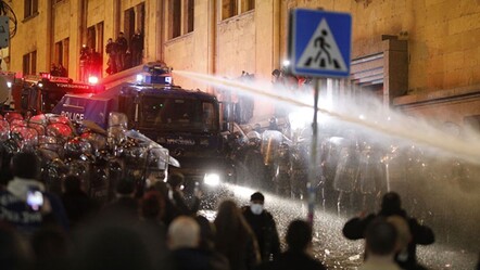 Gürcistan'da göstericiler dağılmaya başladı! Cumhurbaşkanı'ndan polis müdahalesine tepki - dunya