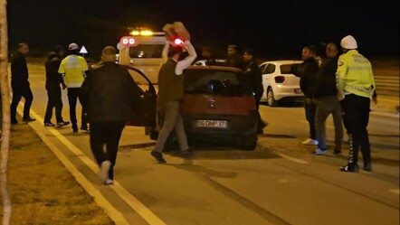 Adana'daki kazada motosiklet sürücüsü öldü! Yakınları çarpan aracı paramparça etti - gundem