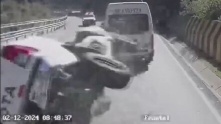 Dev kaya aracın üzerine düştü! Korkunç kaza anı kamerada - gundem